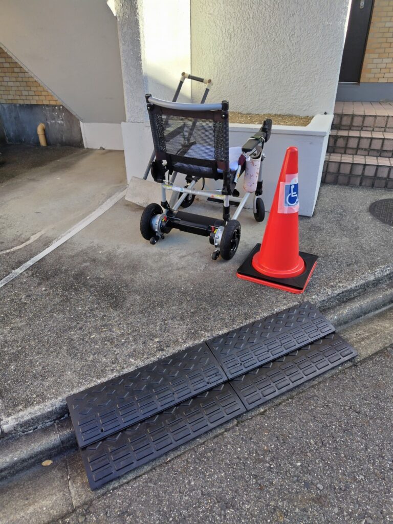 車椅子で段差を越えられるよう高さを調整して設置された黒い段差ブロック