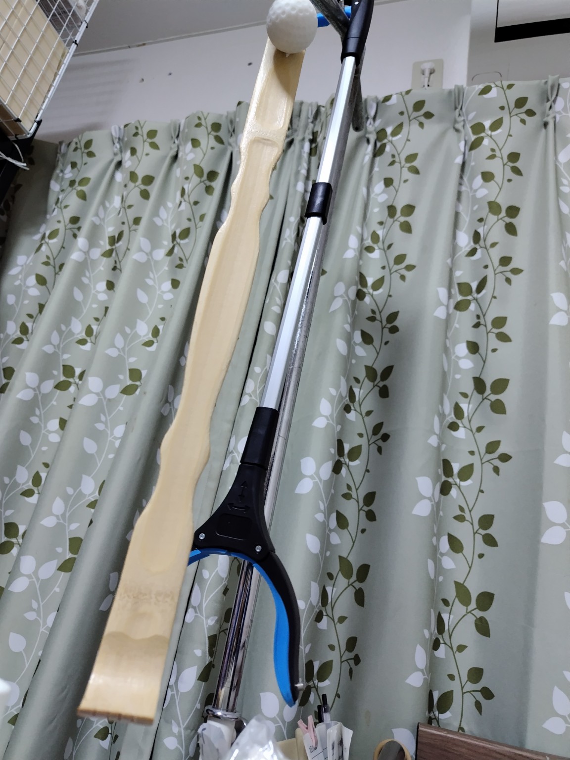 投稿者愛用品の孫の手とマジックハンド