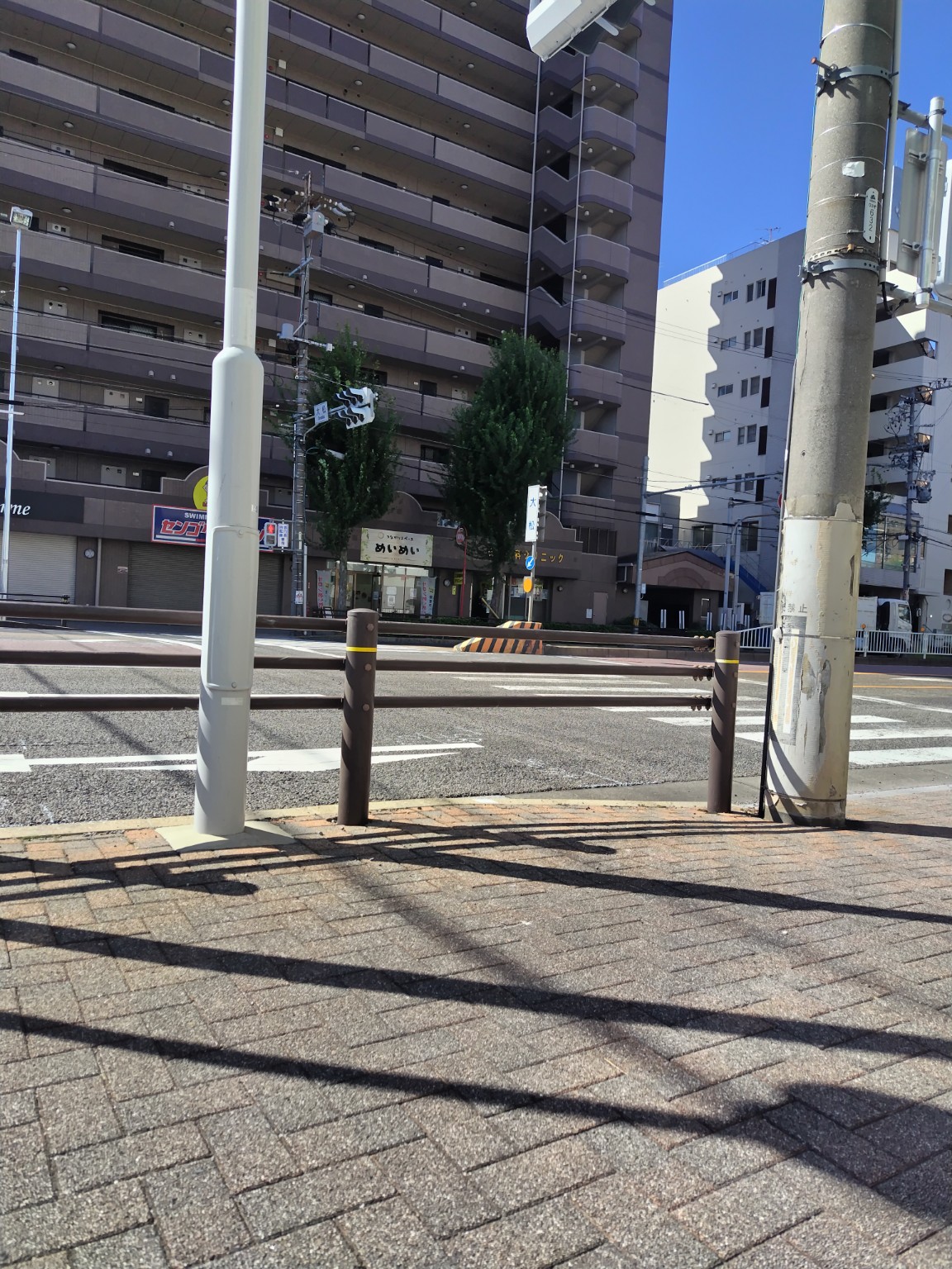 道路の向こうから見たつながりスペースめいめい
