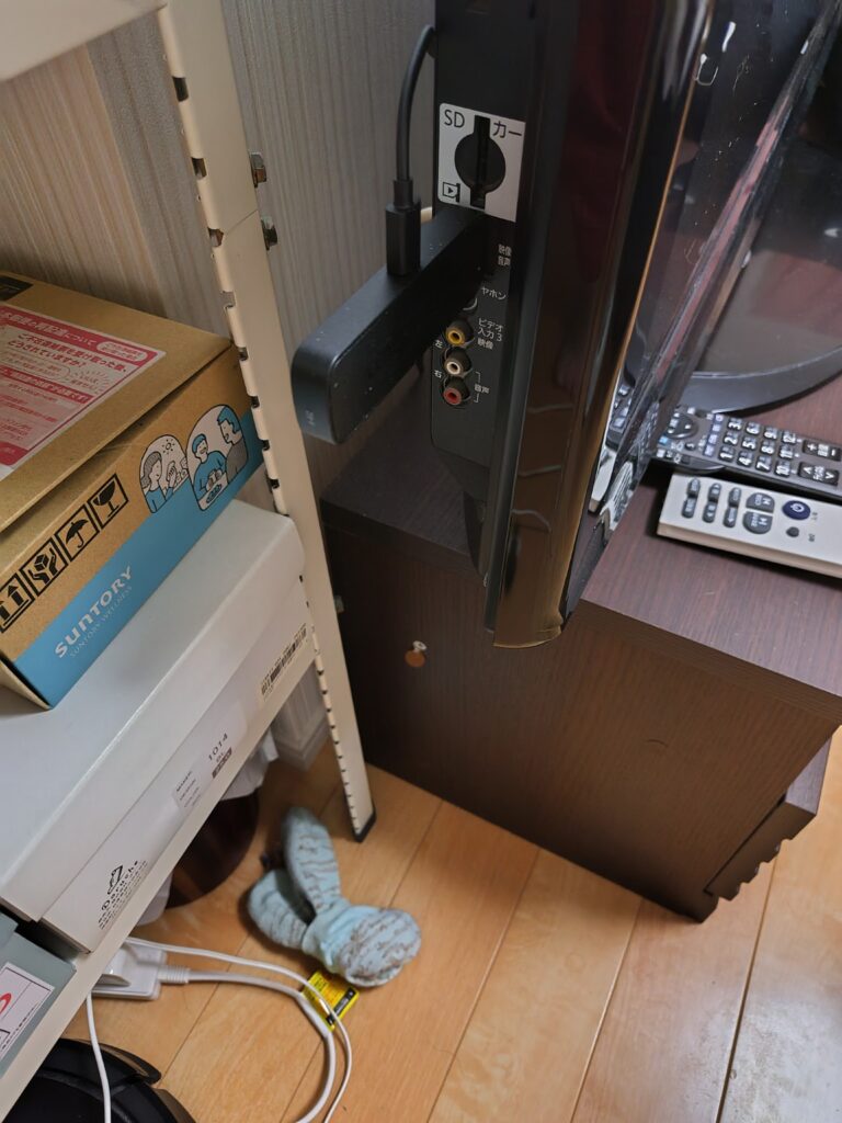 小川宅のテレビに接続している動画視聴用の小型機器